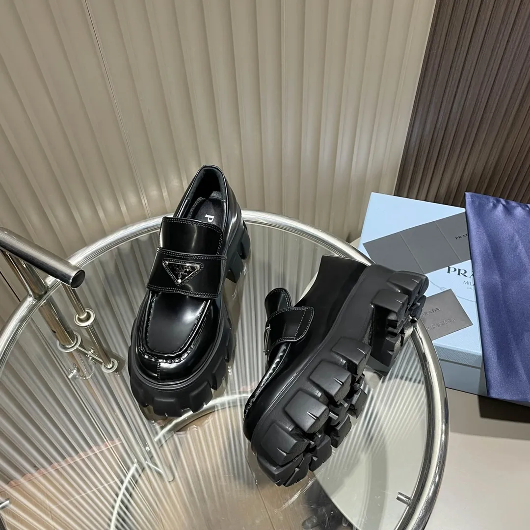 👟👟Ex-factory price 480👟👟 Women's shoe factory PRADA Prada 2021 classic catwalk new product Metal triangle logo style will never go out of style! 🔥 Full of futuristic sense, high-end and elegant appearance, quite stunning on the feet. Thick soles greatly improve the wearability. The new series is easier to wear than the previous ones and has a high-end fashion sense! The original metal buckle and imported patent leather open-edge beaded cowhide can only be controlled by the most perfect craftsmanship! Upper: imported open edge beads/patent leather cowhide. Lining: Imported sheepskin. Feet: imported sheepskin. Original molded outsole, perfect last, please look for high-end quality Color: black open edge beads/white open edge beads Size: 35-40 Full set of packaging: certificate, card, pure cotton bag
